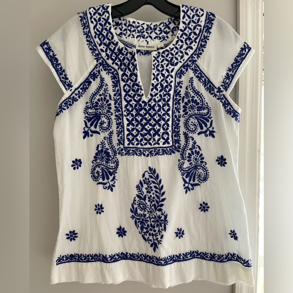 Roller rabbit embroidered blue and white top